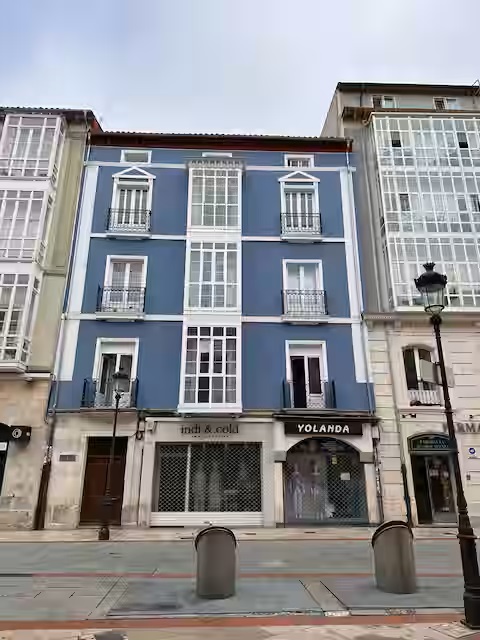 Fachada del edificio en Laín Calvo